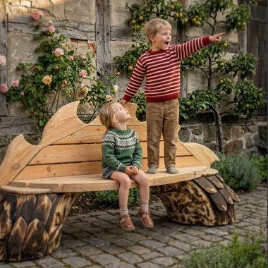 Parkb�nk i tr� fra Furnitales i landskab