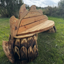 Myteb�nken parkb�nk i tr� fra Furnitales Skulpturel tr�b�nk til have og landskab Parkb�nk med br�ndt tr� (Shou Sugi Ban)