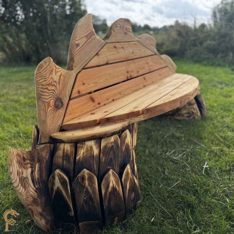 Myteb�nken parkb�nk i tr� fra Furnitales Skulpturel tr�b�nk til have og landskab Parkb�nk med br�ndt tr� (Shou Sugi Ban)